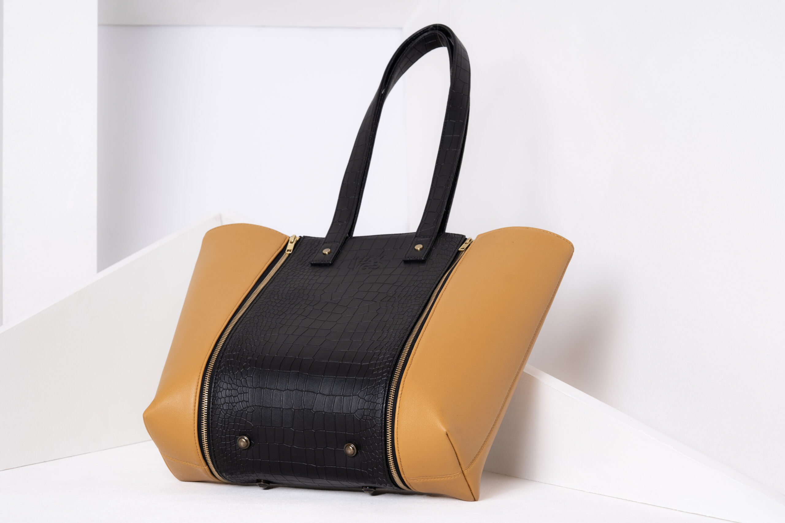 GO TOTE โ Jet Black Croco Core with Prism Python Wings - Image 4